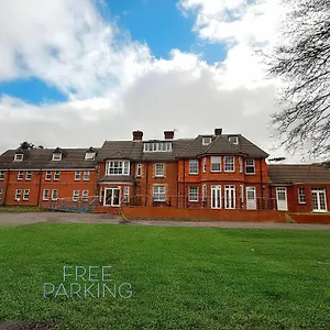 Trivelles Gatwick Hotel&airport Parking Crawley (West Sussex)